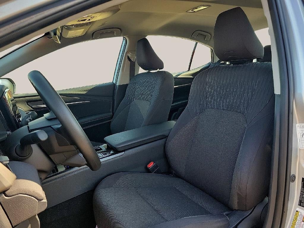 2025 Toyota Camry LE (SE)