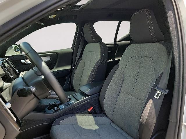2025 Volvo XC40 B5 AWD Core Bright Theme