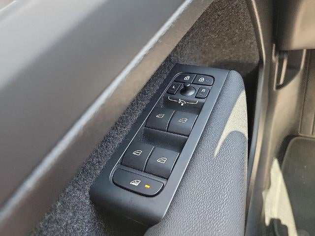 2025 Volvo XC40 B5 AWD Core Bright Theme