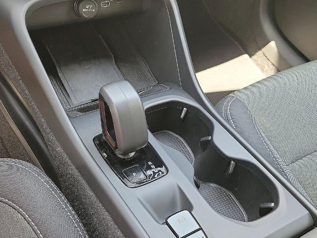 2025 Volvo XC40 B5 AWD Core Bright Theme