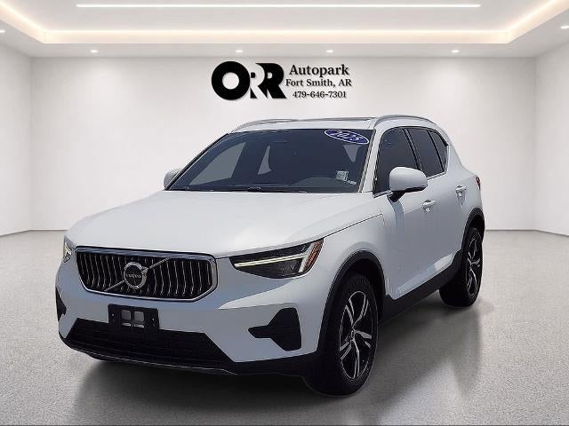 2025 Volvo XC40 B5 AWD Core Bright Theme