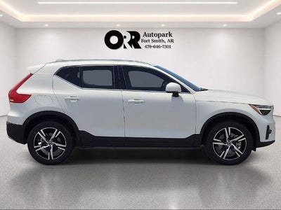 2025 Volvo XC40 B5 AWD Core Bright Theme