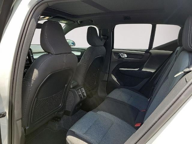 2025 Volvo XC40 B5 AWD Core Bright Theme