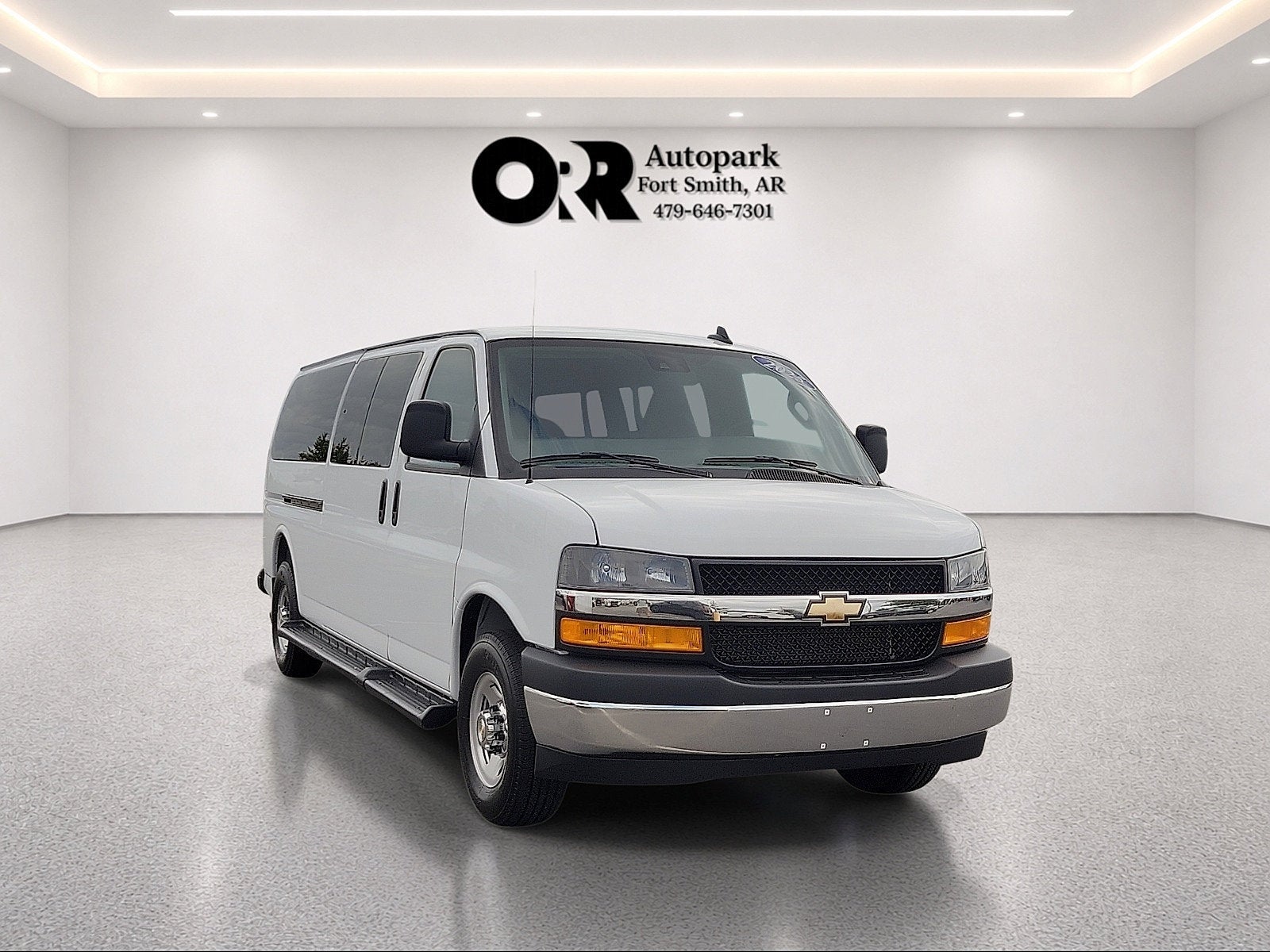 2025 Chevrolet Express Passenger 1LT