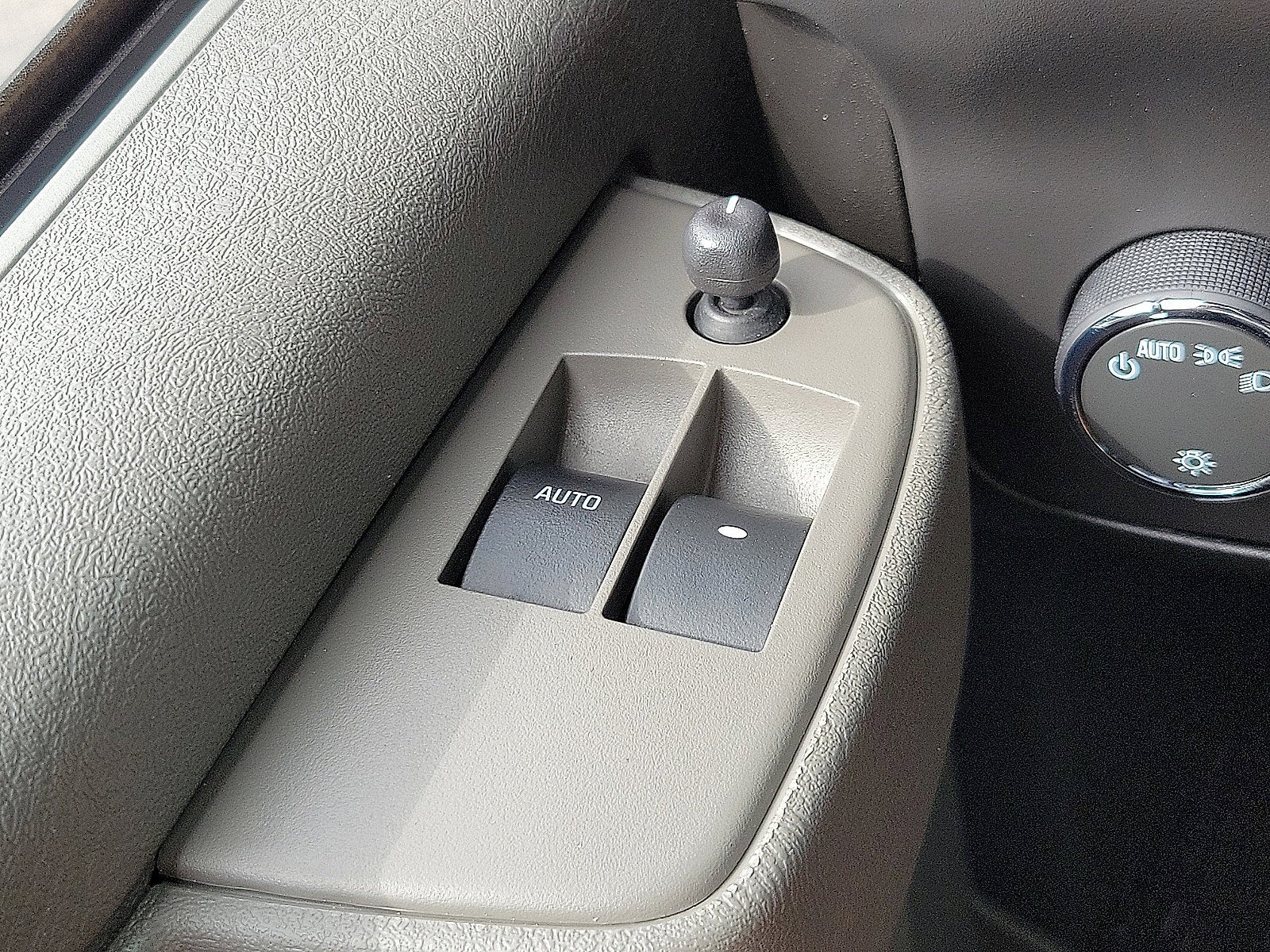 2025 Chevrolet Express Passenger 1LT