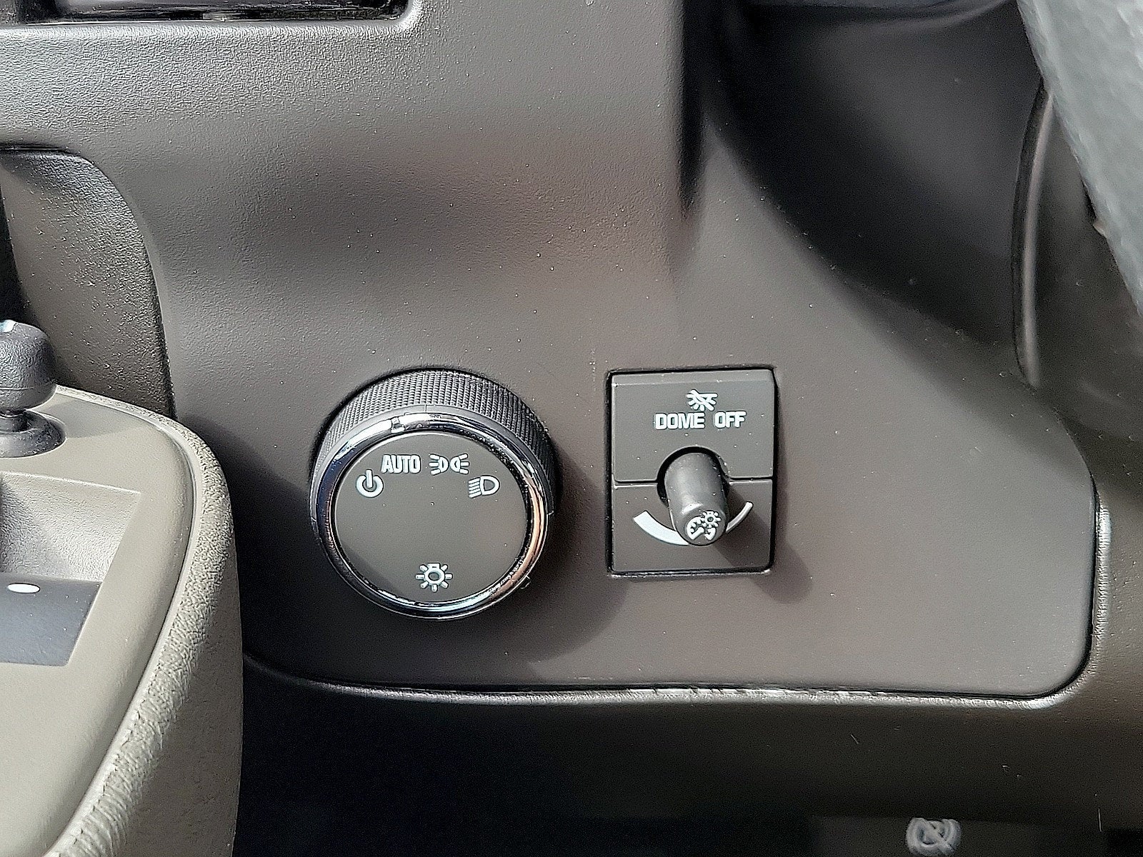 2025 Chevrolet Express Passenger 1LT