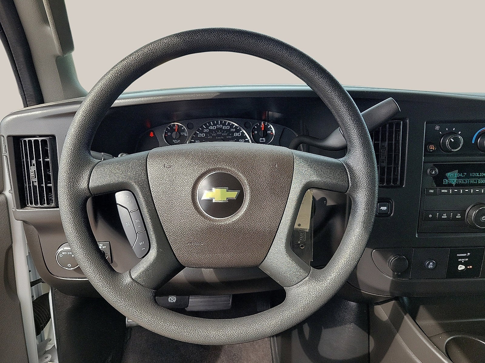 2025 Chevrolet Express Passenger 1LT