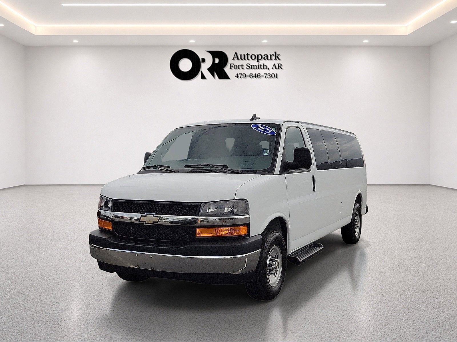 2025 Chevrolet Express Passenger 1LT