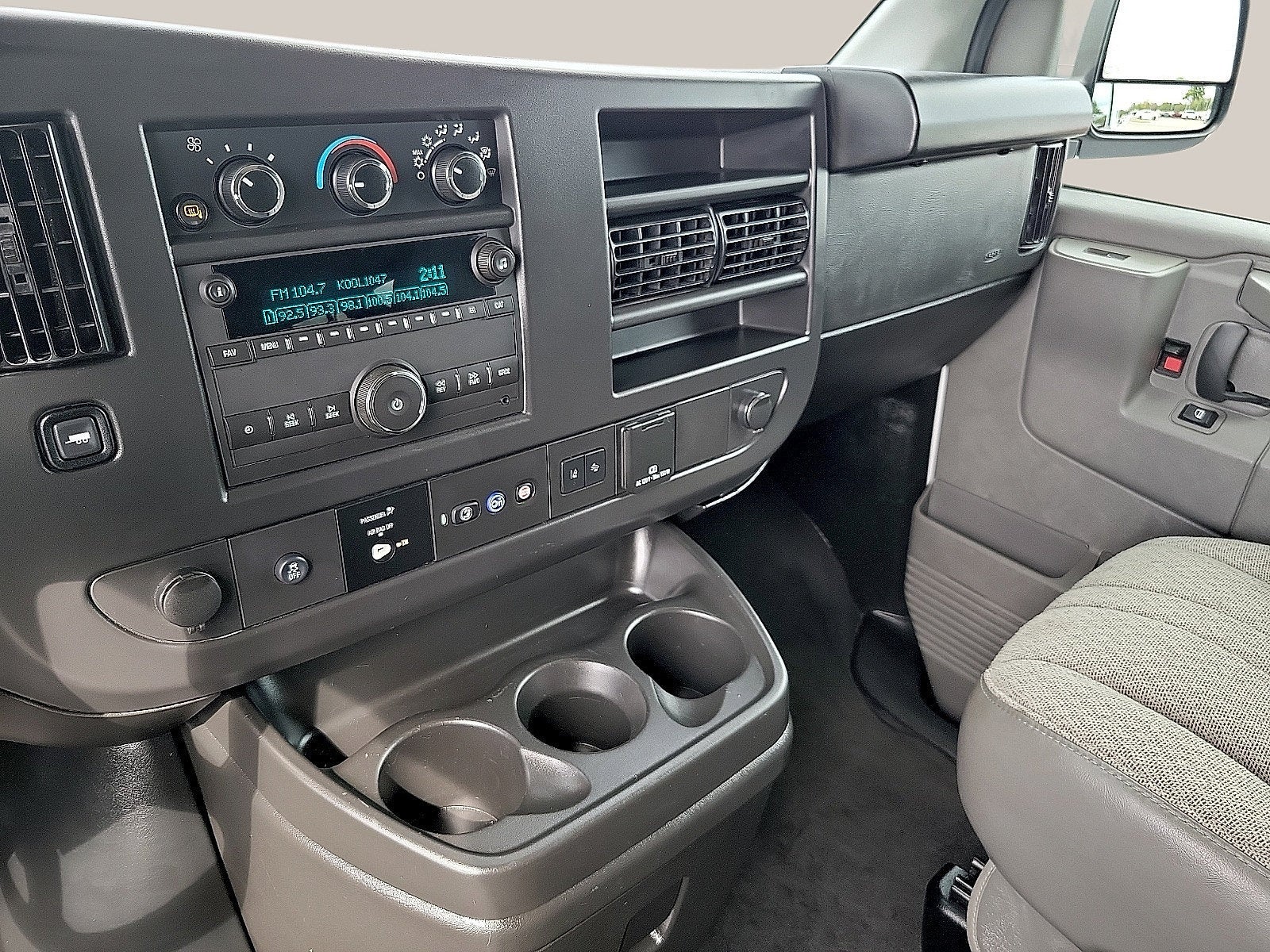 2025 Chevrolet Express Passenger 1LT
