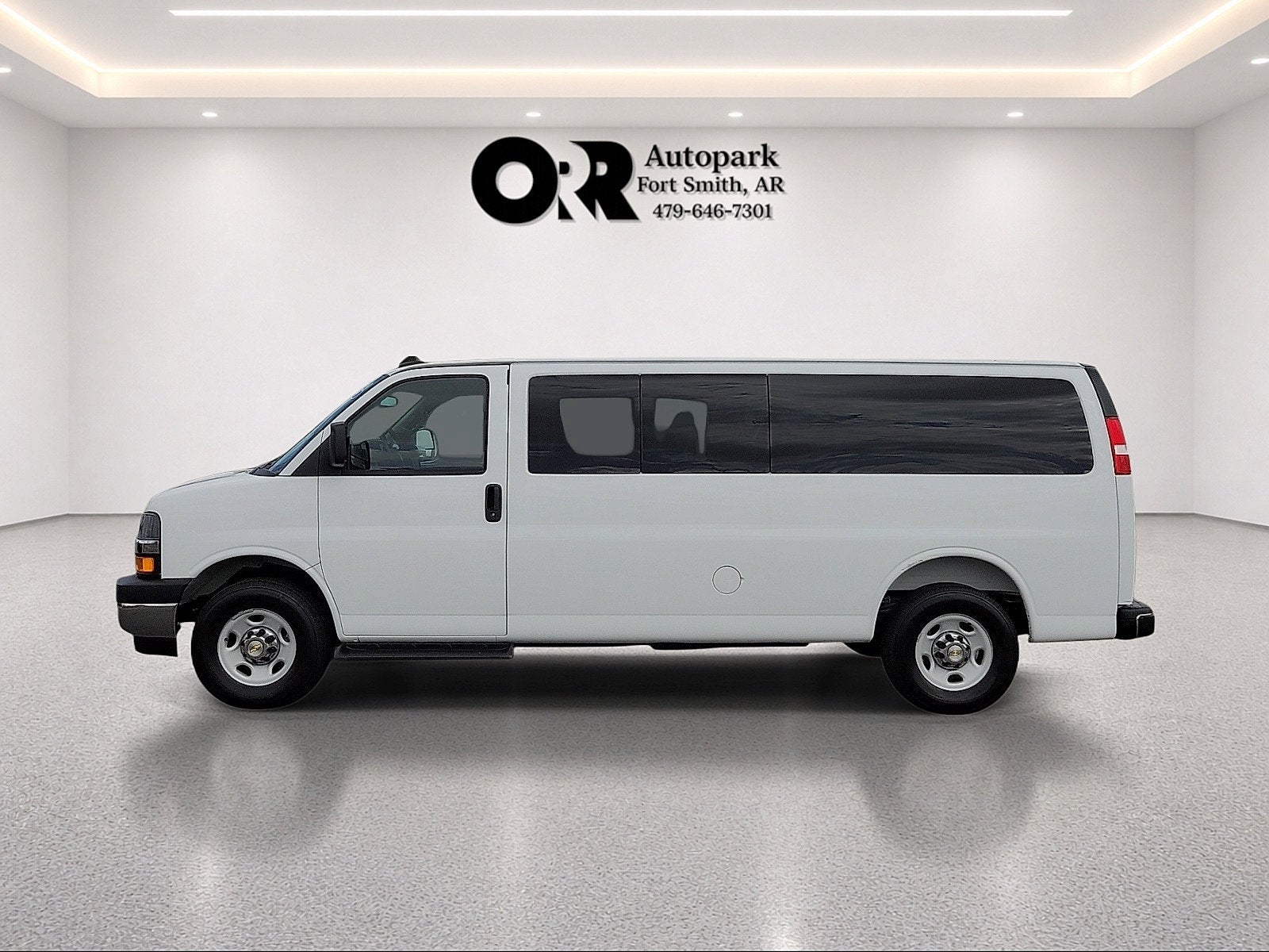 2025 Chevrolet Express Passenger 1LT