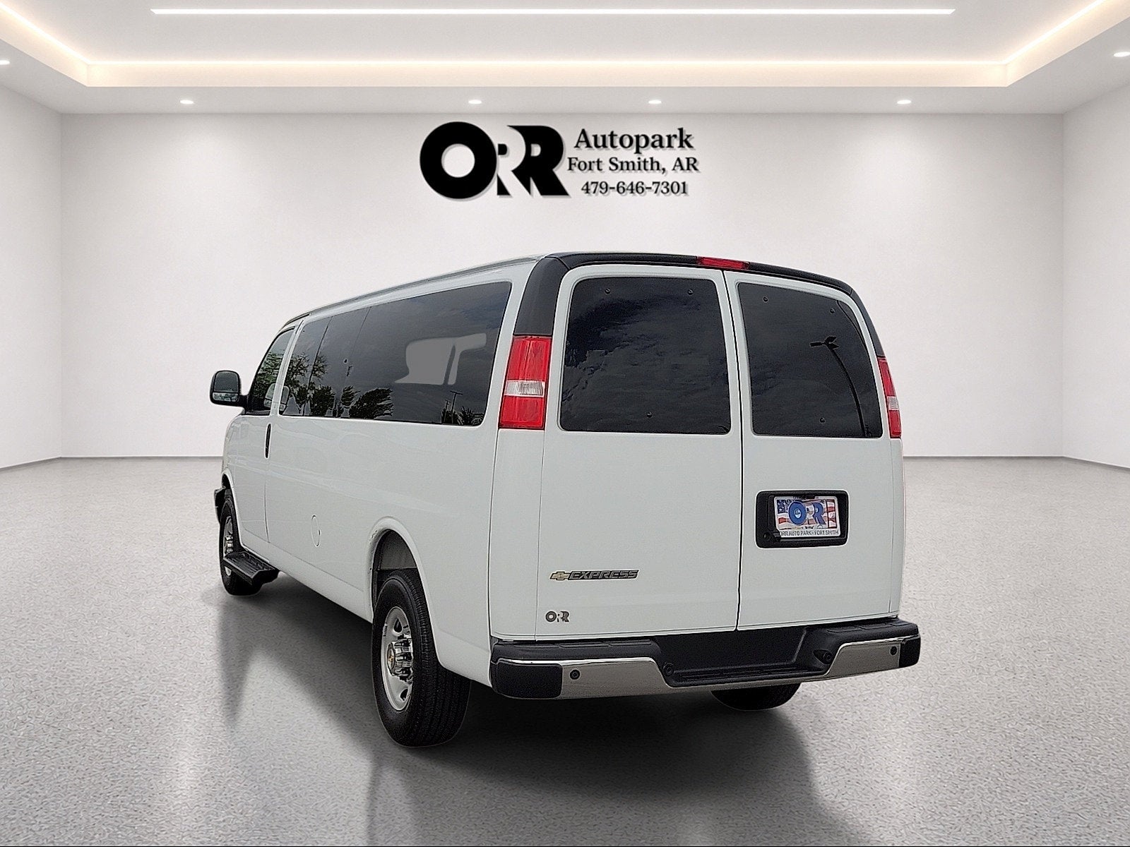 2025 Chevrolet Express Passenger 1LT