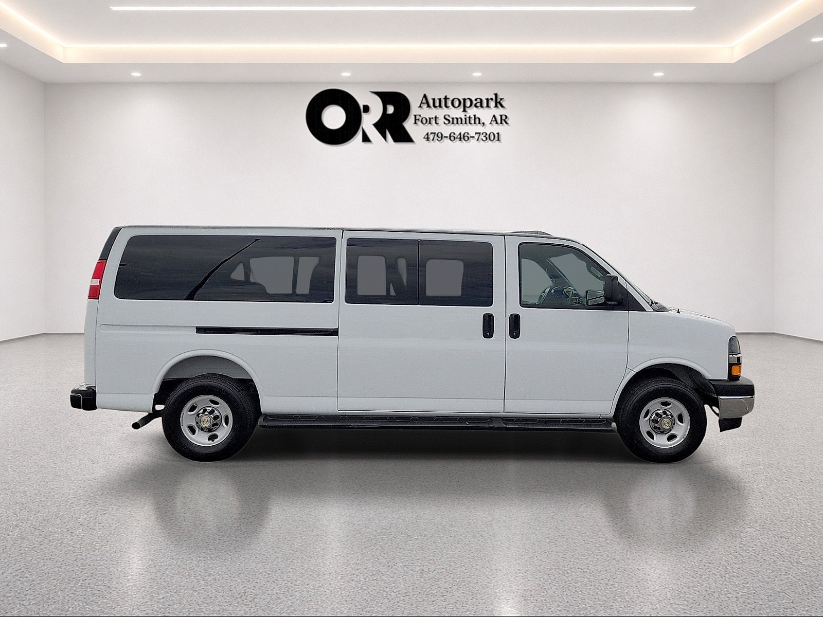 2025 Chevrolet Express Passenger 1LT