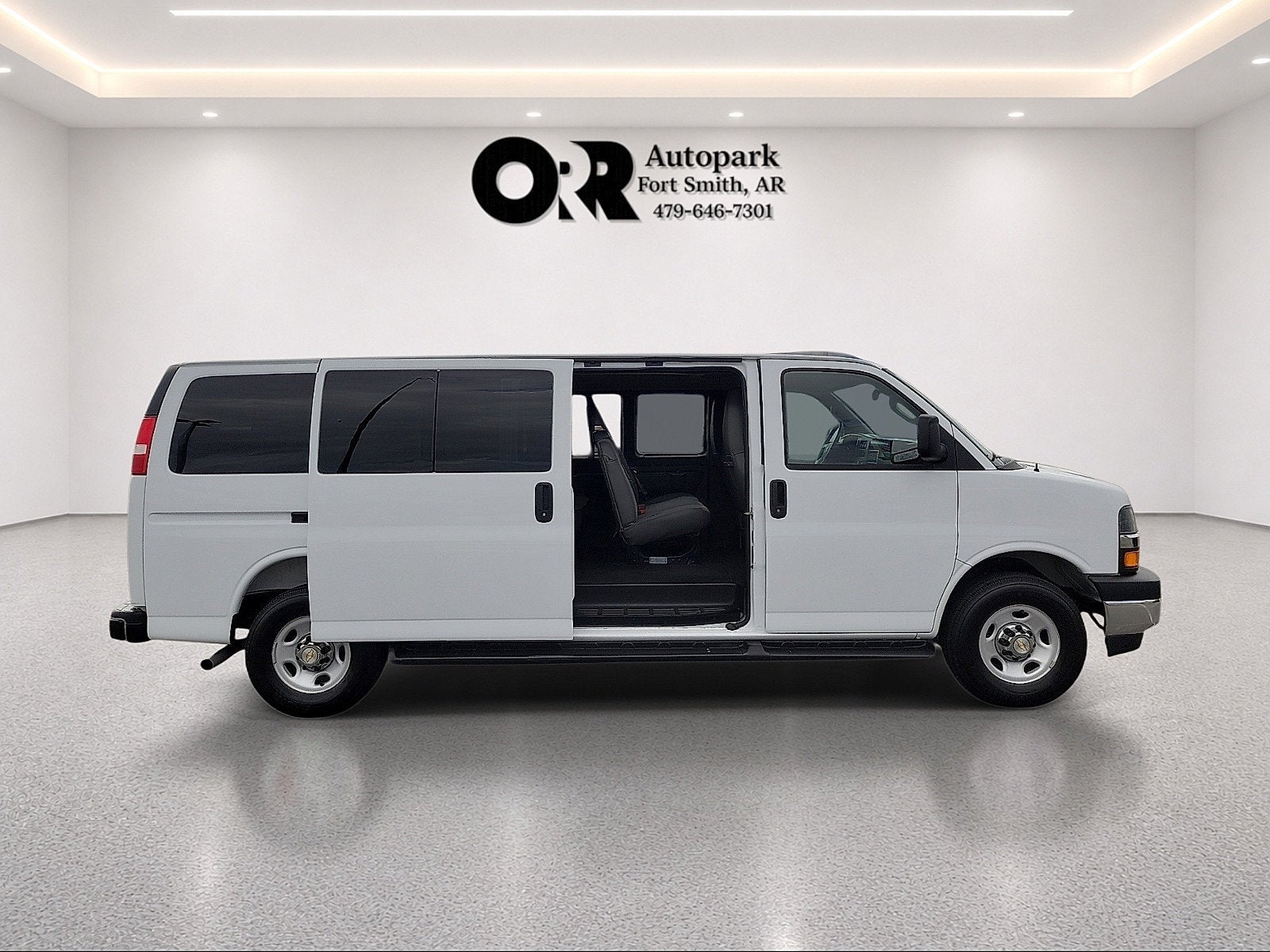2025 Chevrolet Express Passenger 1LT