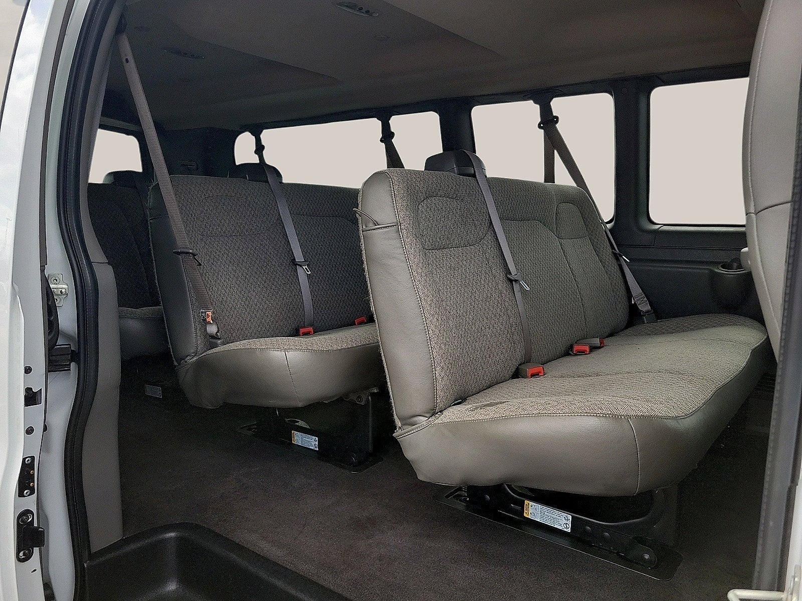 2025 Chevrolet Express Passenger 1LT
