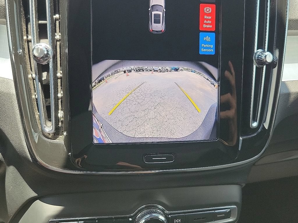 2025 Volvo XC40 Core Bright Theme